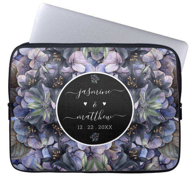 Moody Black Floral Classic Couple Names Wedding Laptop Fodral (Framsidan)