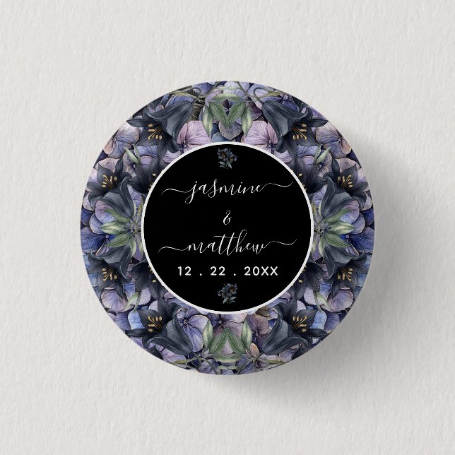 Moody Black Floral Klassiska Par Namn Bröllop Knapp (Framsida)