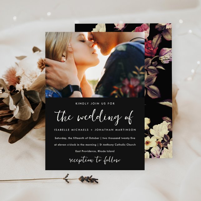 Moody Blommönster Foto Bröllop Inbjudningar (Elegant moody floral wedding invitation features lovely vintage look flowers on a black background.)