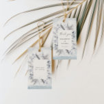 Moody Blue Winter Blommigt Monogram Bröllop Presentetikett<br><div class="desc">Vår "Moody Blå Winter Blommigt Bröllop"-samling har vintern blad och blommor i nyans av grått och blått på vattenfärgsbakgrunder i matchande färg. All information finns i en kombination av ett skript för anpassningsbar och ett redo för serif-teckensnitt för enkel anpassning. Kontakta oss om du har några speciella förfrågningar. Du hittar...</div>