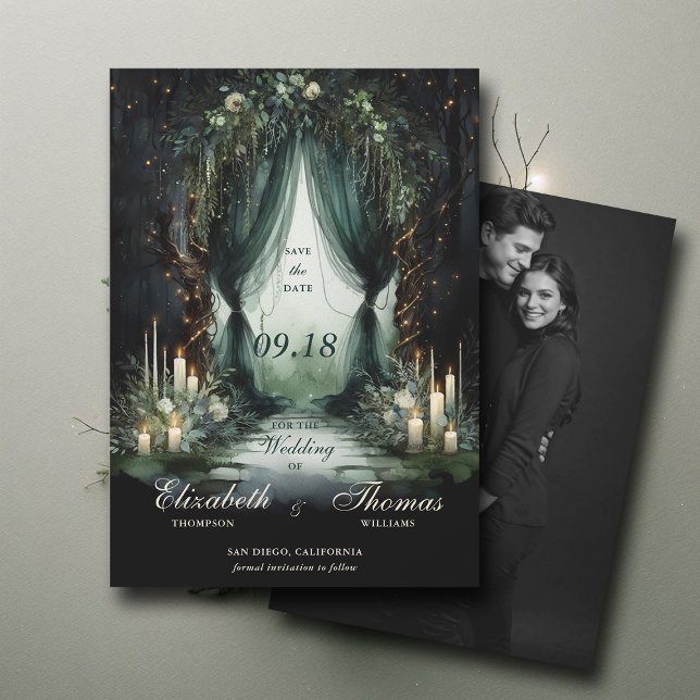 Moody dramatiskt foto-Bröllop i skogen Spara Datumet (enchanted forest woodland wedding save the date calligraphy fairy tale dramatic moody dark emerald)