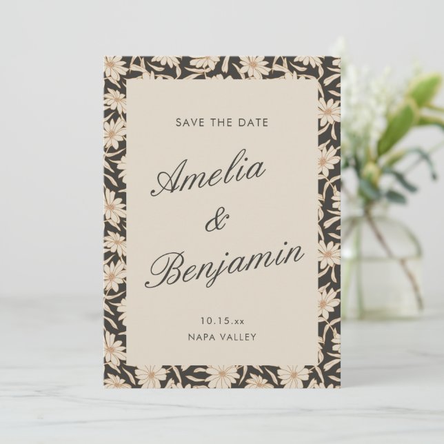 Moody Floral Black Ivory Script Wedding Spara Datumet (Stående Fram)