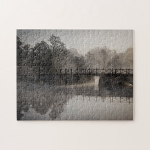 Moody Foggy Black White Bridge över Vatten Pussel