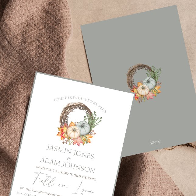 Moody Grått Rustic Autumn Harvest Bröllop Inbjudningar (Fall in Love Dusty Blue Autumn Pumpkin Wedding Invitation)
