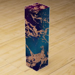Moody Luxe Marble | Djup Lila och Teal Ro Guld Presentask För Vinflaska<br><div class="desc">Mörk och sofistikerad marmor i en djup moody juvelfärgad tonturkos blått och lila violet elegant encorn-inspirated ombre palette. Den feminina handmålade övertoningen lägger till perfekten pop of färg. Från samlingen "Modern Watercolor Marbles" har den här designen abstrakt-vätskeströmmar som skapar en coola mönster som accentueras av ventiler från glitter för att...</div>