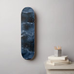 Moody marinagat | Dusty Royal Blue Jewel Tone Mini Skateboard Bräda 18,5 Cm<br><div class="desc">Mörk och sofistikerad vattenfärgad marmorerad agatsten i en djup moody juvelton med faux metallfolie och glitter vener i en rik, dramatisk palett. Den här fantastiska feminin-handmålade övertoningen lägger till perfekten pop of färg. Från samlingen "Modern Watercolor Marbles" har den här designen abstrakt-vätskeströmmar som skapar en coola mönster som accentueras av...</div>