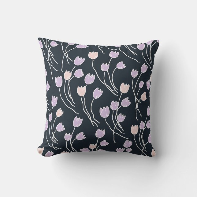 Moody Midnight Garden Navy & Lilac Floral Kudde (Framsida)