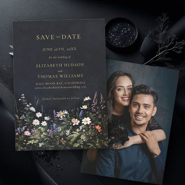 Moody Mörk Elegant Romantic Wildblommor Bröllop Spara Datumet (wedding save the date moody dark romantic gothic floral black wildflowers photo announcement)