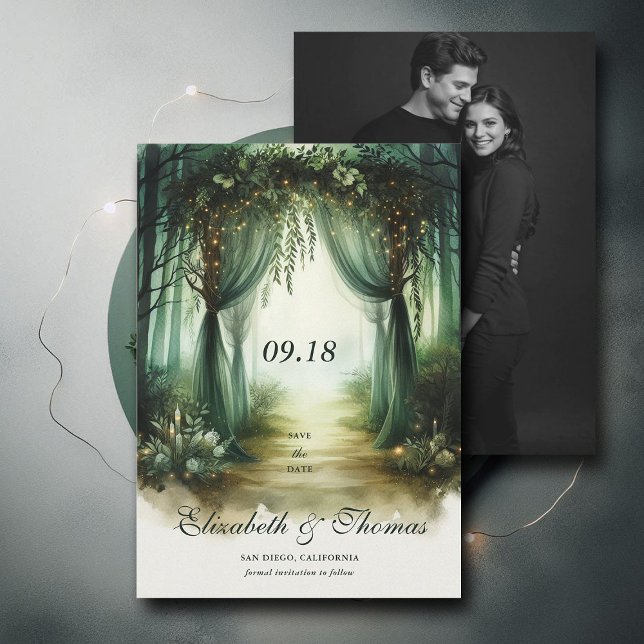 Moody skogsfoto i Bröllop Spara Datumet (enchanted forest woodland wedding save the date arch canopy calligraphy fairy tale magic moody green)