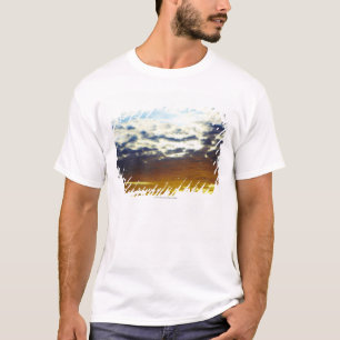 Moody solnedgång för gula blått med moln t shirt