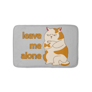 Moody tjock katt lämnar ensam för mig badrumsmatta