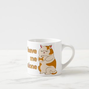 Moody tjock katt lämnar ensam för mig espressomugg