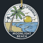 Moonlight Beach San Diego California Vintage  Julgransprydnad Keramik<br><div class="desc">Moonlight Beach hand plockade illustrerar med handflatan träd och vågar i bakgrunden. Perfekt för alla som kärlek att besöka Moonlight Beach.</div>