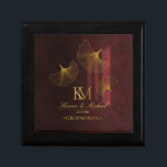 Moonlight Romantik Groomsman Guld Burgundy ID881 Minnesask<br><div class="desc">Den spännande bröllop-samlingen har spännande belysningseffekter, gyllene blad och användor ett handskrivet skriptteckensnitt för att lägga till ett modernt tryck. Den här presentkicklådan i bröllop har skänkt löv som rör sig i månljuset, ge det en romantisk, eterisk kvalitet. Lägg till namn, bröllopsfest och bröllop-datum med hjälp av den angivna mallen....</div>