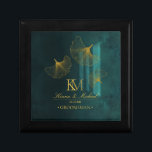 Moonlight Romantik Groomsman Guld Emerald ID881 Minnesask<br><div class="desc">Den spännande bröllop-samlingen har spännande belysningseffekter, gyllene blad och användor ett handskrivet skriptteckensnitt för att lägga till ett modernt tryck. Den här presentkicklådan i bröllop har skänkt löv som rör sig i månljuset, ge det en romantisk, eterisk kvalitet. Lägg till namn, bröllopsfest och bröllop-datum med hjälp av den angivna mallen....</div>