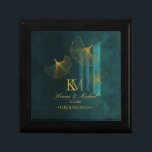 Moonlight Romantik Groomsman Guld Emerald ID881 Minnesask<br><div class="desc">Den spännande bröllop-samlingen har spännande belysningseffekter, gyllene blad och användor ett handskrivet skriptteckensnitt för att lägga till ett modernt tryck. Den här presentkicklådan i bröllop har skänkt löv som rör sig i månljuset, ge det en romantisk, eterisk kvalitet. Lägg till namn, bröllopsfest och bröllop-datum med hjälp av den angivna mallen....</div>