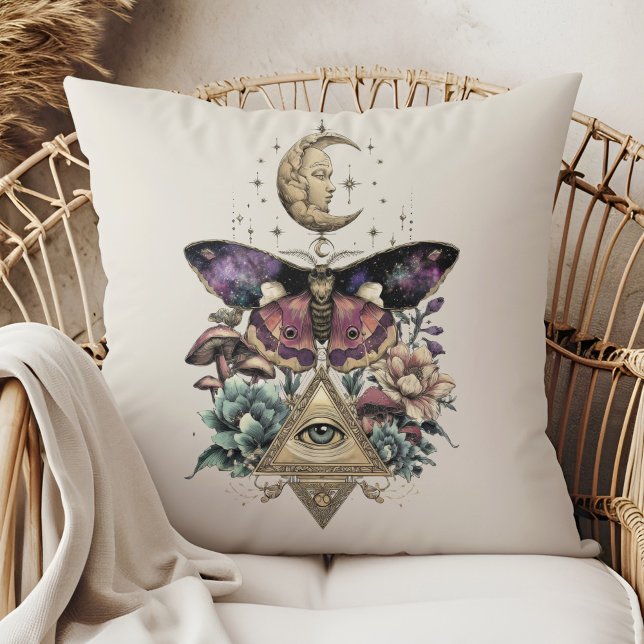 Moonlight Vision Moth – Celestial Lunar  Kudde (Moonlight Vision Moth – Celestial Lunar Throw Pillow in a boho rattan armchair)