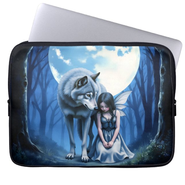 Moonlit Bond – The Wolf and the Gothic Fairy.   Laptop Fodral (Framsidan)