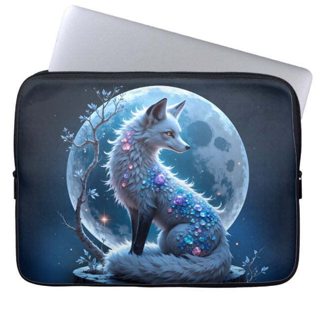 Moonlit Crystal Fox – Guardian of Silent Dreams.  Laptop Fodral (Framsidan)