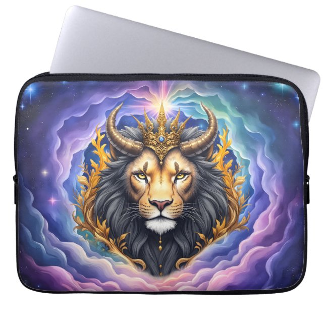 Moonlit Guardians – Cosmic lion. Laptop Fodral (Framsidan)