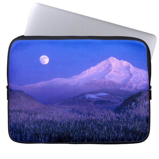 Moonrise over Mt. Huva Oregon in Winter Laptop Fodral (Framsidan)