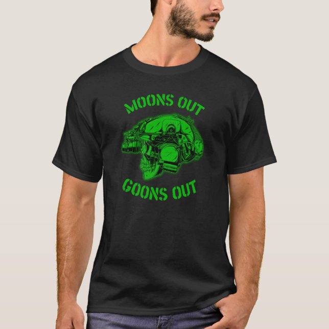 MOON'S OUT GOONS OUT Skull Helmet NVGs Military Me T Shirt (Framsida)