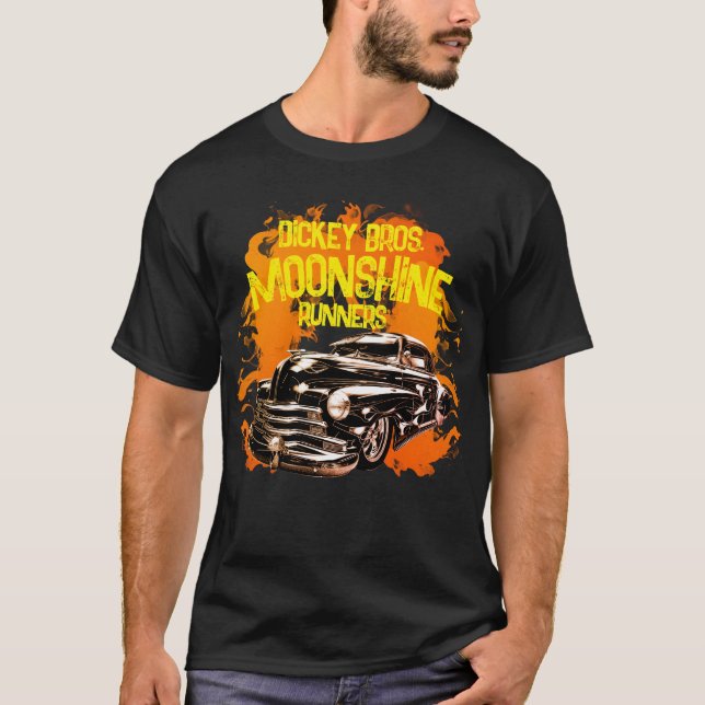 Moonshine-Springer faller under den gamla bilen i  T Shirt (Framsida)
