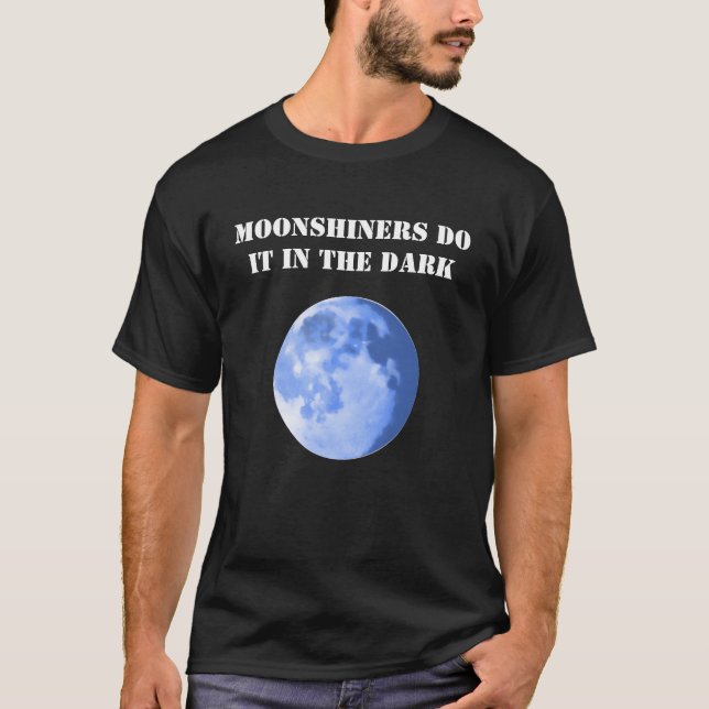 Moonshiners gör det i de mörka T-tröja T-shirt (Framsida)