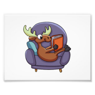 Moose att läsa ett bok på ett soffa Välj tillb Fototryck