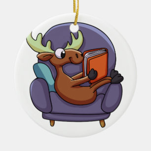 Moose att läsa ett bok på ett soffa Välj tillb Julgransprydnad Keramik