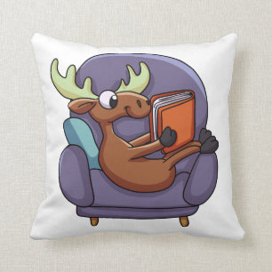 Moose att läsa ett bok på ett soffa Välj tillb Kudde