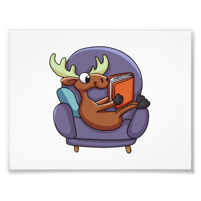 Moose som läser bok vid soffa | välj tillbaka färg fototryck (Framsidan)