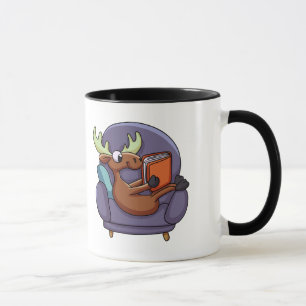 Moose som läser bok vid soffa välj tillbaka färg mugg