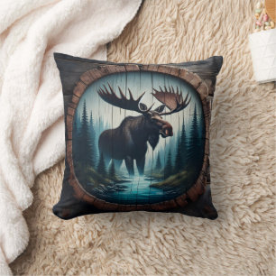 Moose som står av en ström i en skog kudde