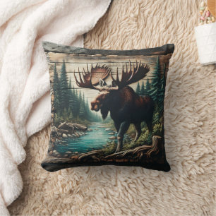 Moose som står av en ström i en skogsinställning kudde