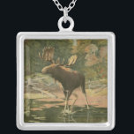 Moose Walking i Vatten Silverpläterat Halsband<br><div class="desc">Bor du långt från naturen? Denna vackra och likväl klassiska bild av ge är ett fredligt intryck och färgen på den älg som går i vatten är korrekta,  vilket gör denna bild mycket realistisk. Skaffa den här naturkonsten på dina favoritprodukter!</div>