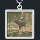 Moose Walking i Vatten Silverpläterat Halsband<br><div class="desc">Bor du långt från naturen? Denna vackra och likväl klassiska bild av ge är ett fredligt intryck och färgen på den älg som går i vatten är korrekta,  vilket gör denna bild mycket realistisk. Skaffa den här naturkonsten på dina favoritprodukter!</div>