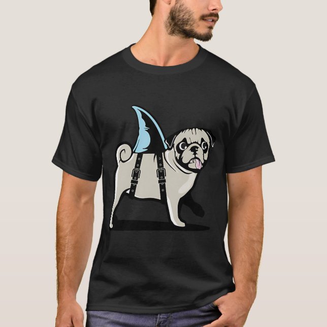 Mops förklädd till haj t shirt (Framsida)