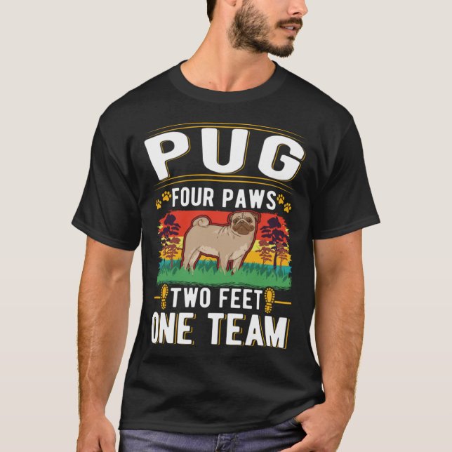 Mops fyra tassar två fötter ett team t shirt (Framsida)