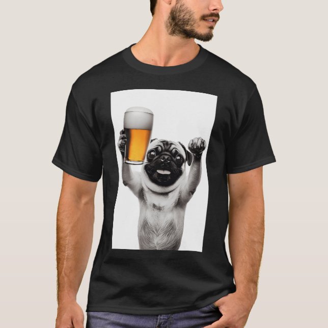 Mops hund dricker öl, rolig ölfynd t shirt (Framsida)
