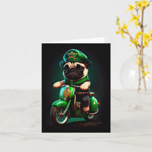 Mops-hund kör cykel på St. Patricks dag Kort