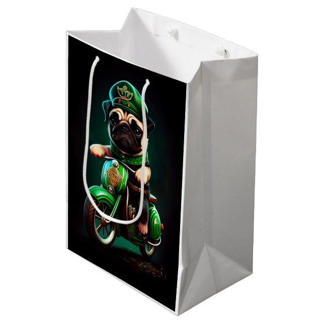 Mops hund kör cykel St. Patrick's Day (Framsidan Vinklad)
