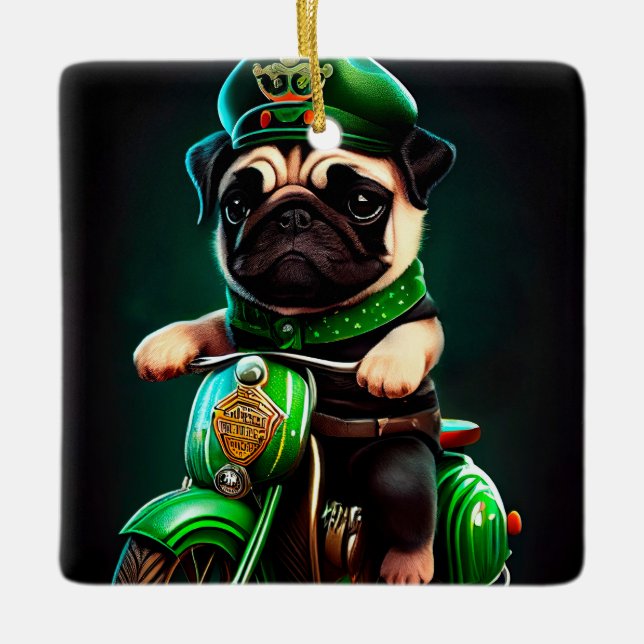 Mops hund kör cykel St. Patrick's Day Julgransprydnad Keramik (Framsida)