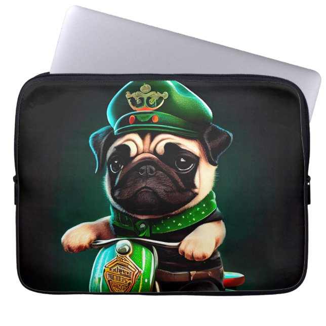 Mops hund kör cykel St. Patrick's Day Laptop Fodral (Framsidan)