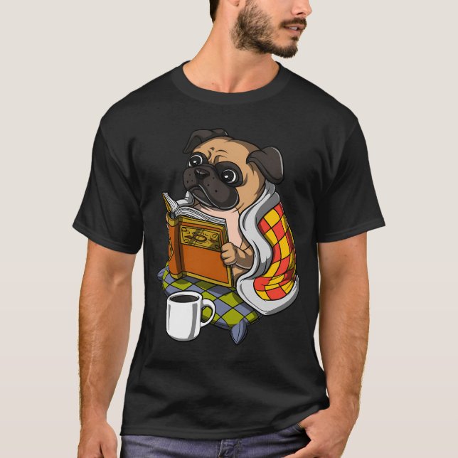 Mops hund läser en bok t shirt (Framsida)