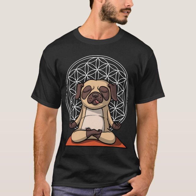 Mops Hund Meditation T Shirt (Framsida)