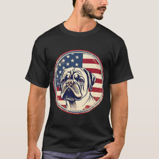 Mops hund på en gammal, slitna amerikansk flagga t shirt