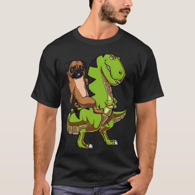Mops hund ridande T-Rex dinosaurie T Shirt (Framsida)