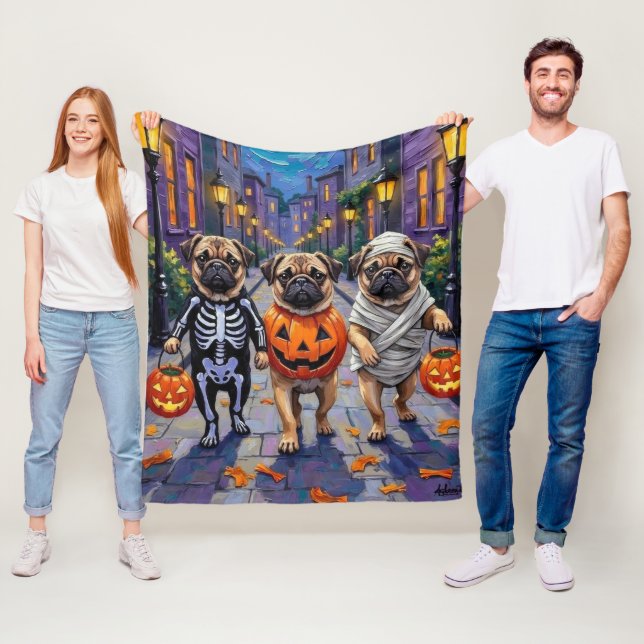 Mops-hundar som söker godis på Halloween Fleecefilt (På plats)