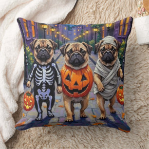 Mops-hundar som söker godis på Halloween Kudde
